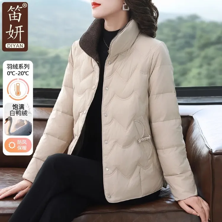 中年妈妈冬装保暖羽绒服洋气短款外套中老年女秋冬母亲薄款白鸭绒