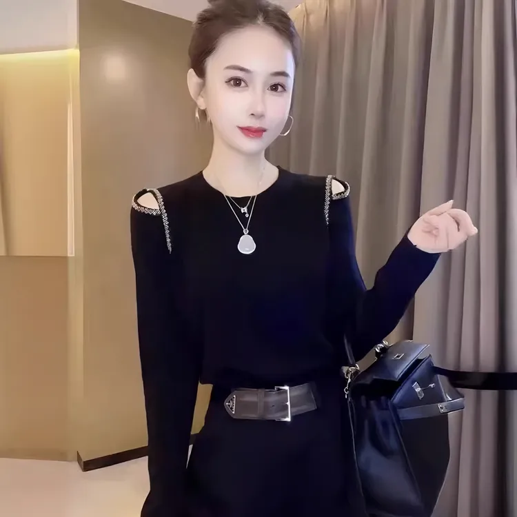 高级感镂空露肩钉珠针织衫女秋装新款修身内搭显瘦洋气打底上衣潮