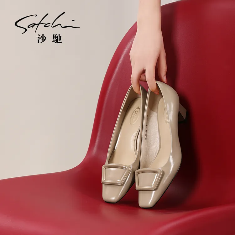 沙驰女鞋时尚百搭复古粗跟法式包头女鞋气质漆皮单鞋
