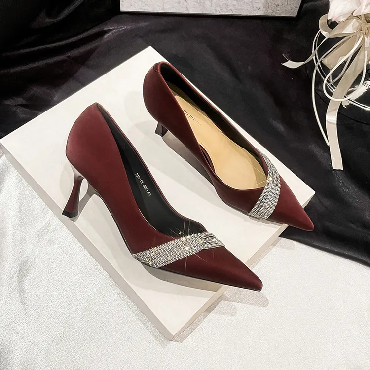 宴会红色水钻高跟鞋女鞋细跟浅口单鞋2025年新款秋季尖头软皮婚鞋
