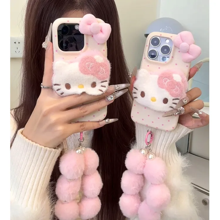 毛绒KT猫公仔适用苹果16手机壳iPhone15promax挂绳14/12秋冬13/11