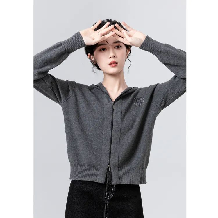复古灰色连帽针织开衫女春秋2025新款设计感拉链毛衣外套短款上衣