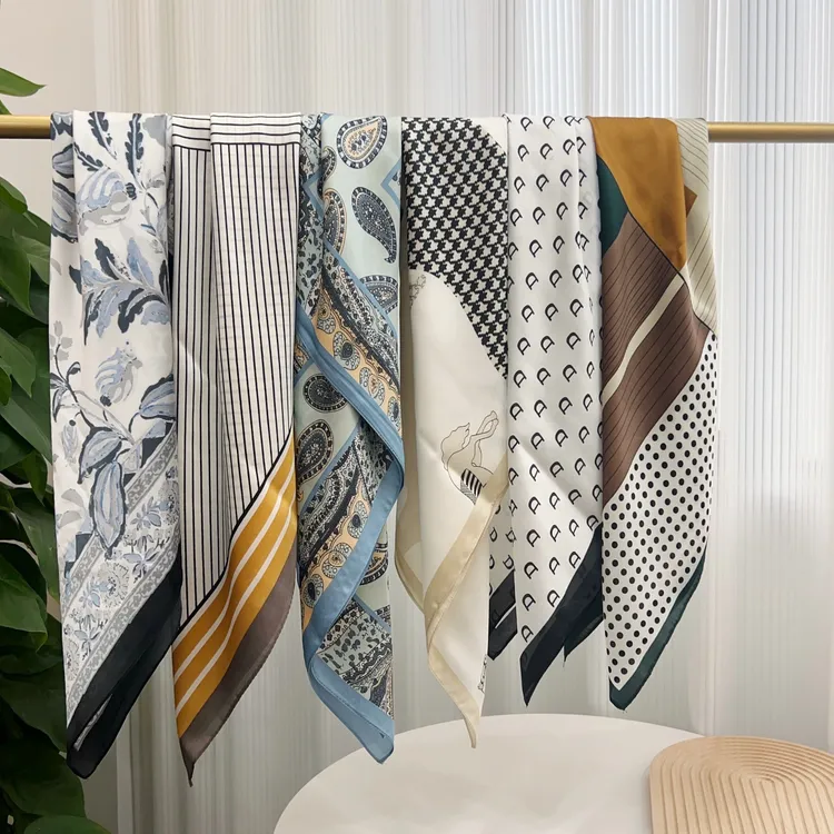 新款小方巾韩版简约波点丝巾女时尚仿真丝围巾70cm职业空姐小领巾