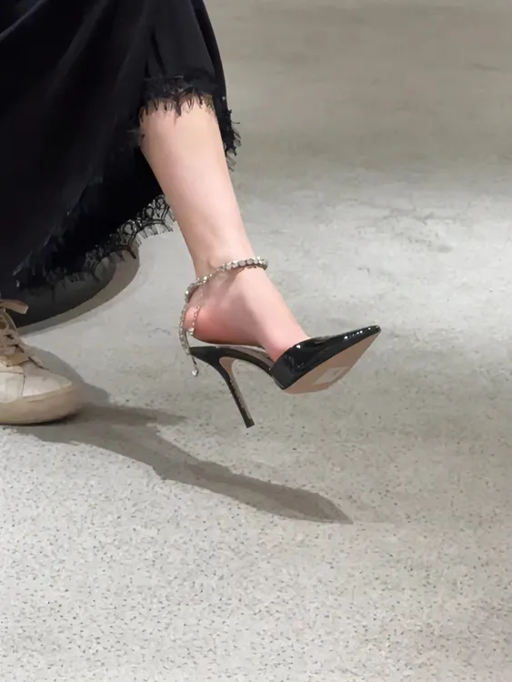 包头凉鞋女2024春夏新款尖头细跟黑色水钻链条一字扣带气质高跟鞋