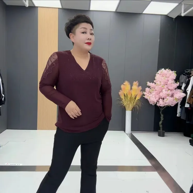 2821-大码女装秋冬新款时尚百搭镂空肩V领钻长袖弹力打底上衣