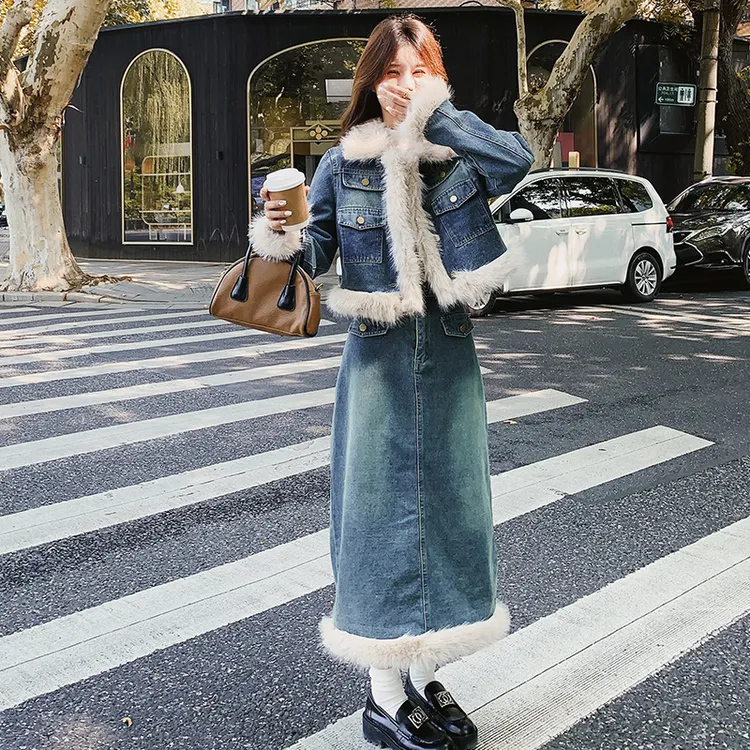 毛毛拼接牛仔夹棉套装女2025年冬季新款洋气时尚减龄半身裙两件套
