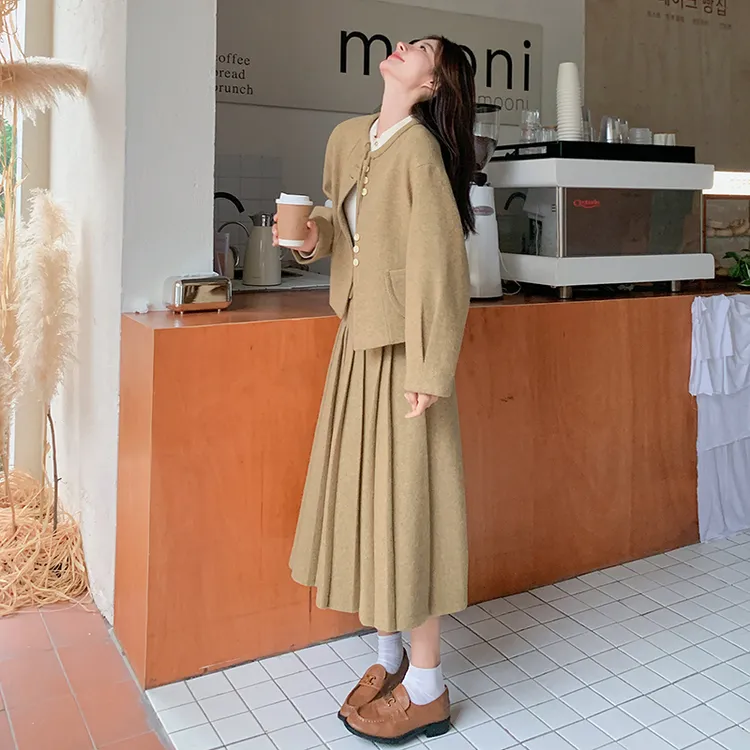卡其色高级感毛呢套装裙女2025年秋冬新款大方得体百褶半裙两件套
