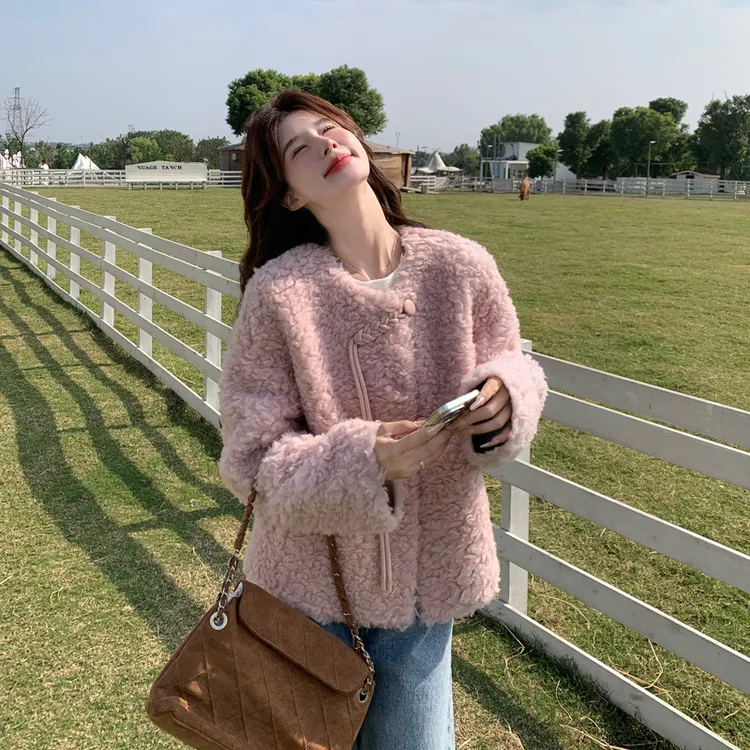 粉色小香风羊羔毛外套女短款2025冬季新款毛绒绒宽松皮毛一体上衣