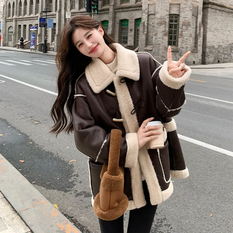 咖色牛角扣羊羔毛外套女冬季2025年新款小个子加厚麂皮绒皮毛一体