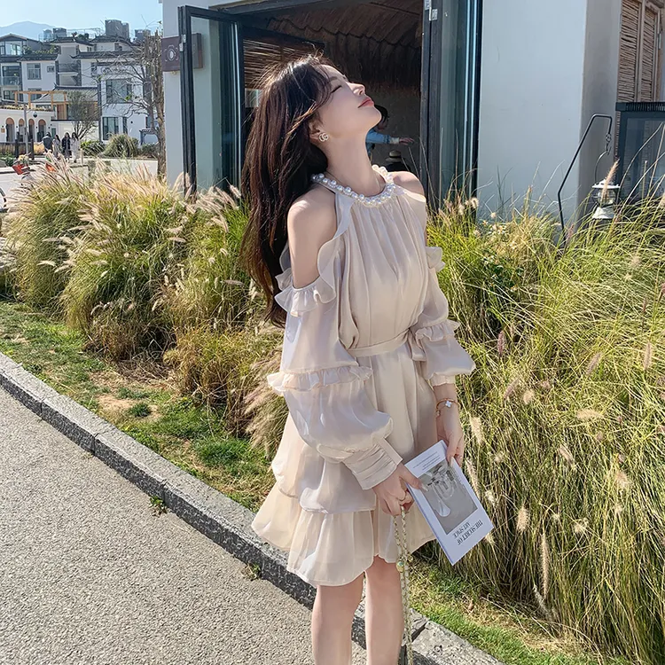 粉色超仙挂脖露肩连衣裙女2025年春秋新款法式度假风中长款蓬蓬裙