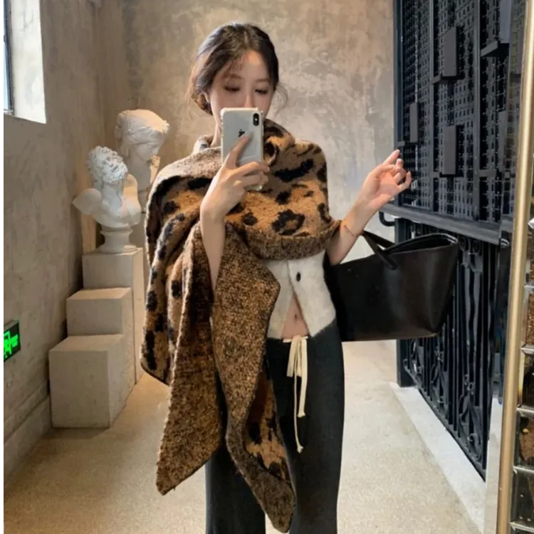 高端定制2025慵懒风新款豹纹欧货保暖洋气围巾披肩小众别致斗篷