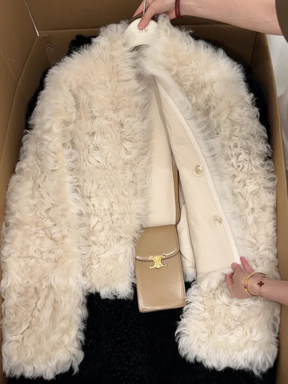 法式设计感小香风皮毛一体毛绒简约外套女2024冬新款百搭毛毛大衣