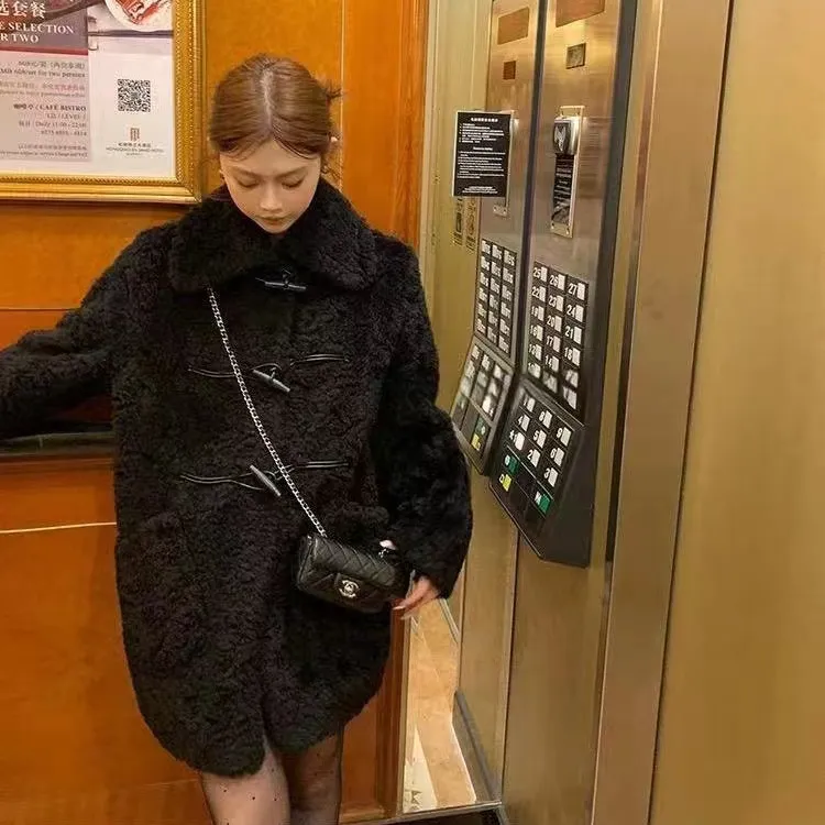 毛毛外套女新款秋冬女装大翻领牛角扣中长款黑色加厚皮毛一体大衣