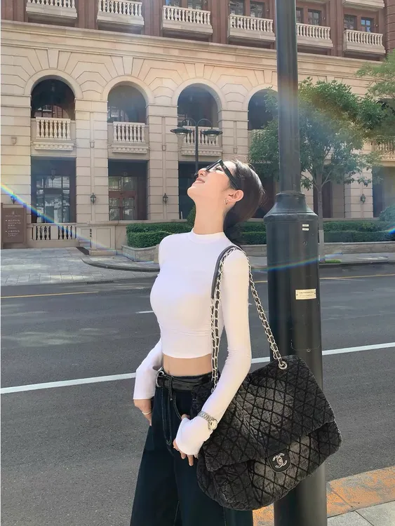 春装新款正肩白色百搭长袖T恤女圆领内搭打底衫修身短款高腰上衣