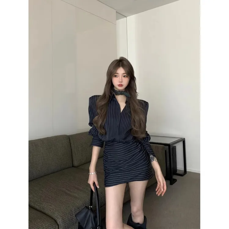 红人上新欧阳条纹长袖衬衫连衣裙女秋冬季收腰修身显瘦复古包臀裙