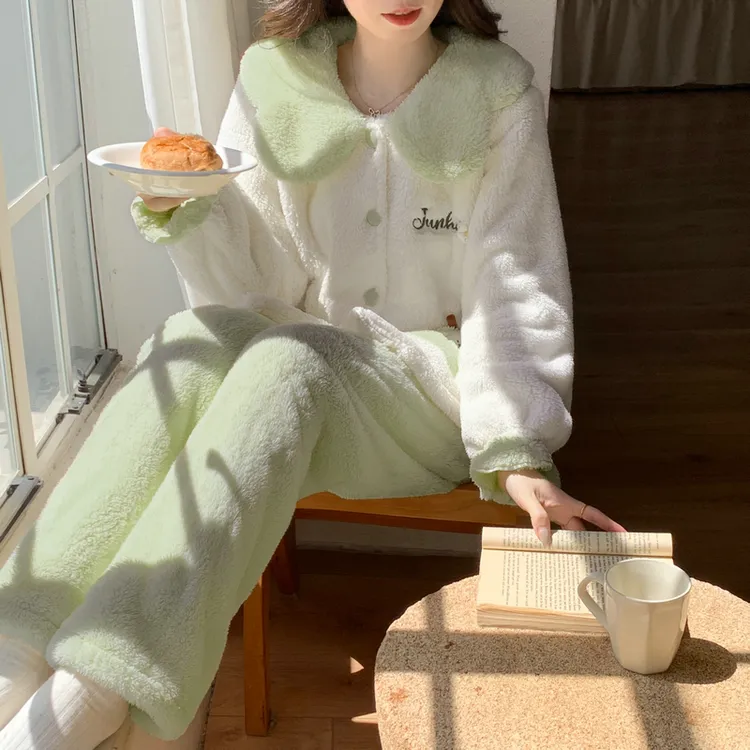 秋冬季法兰绒甜美可爱刺绣睡衣女加绒加厚娃娃领家居服珊瑚绒套装