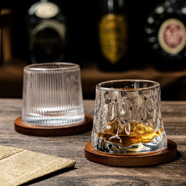 精致旋转酒杯家用创意啤酒杯个性不倒翁条纹玻璃洋酒杯子木垫套装