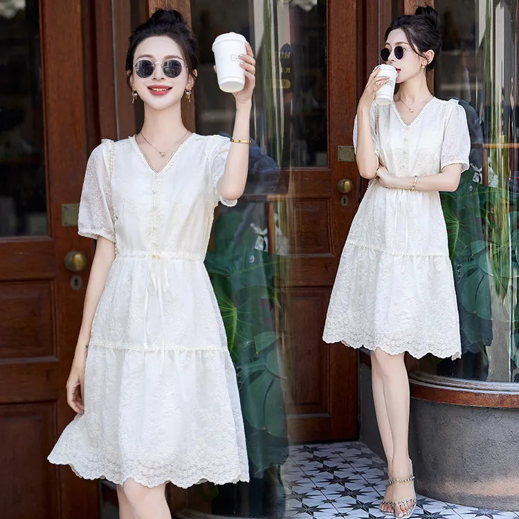蕾丝刺绣连衣裙女2025年夏季新款小个子气质V领显瘦中长款仙女裙
