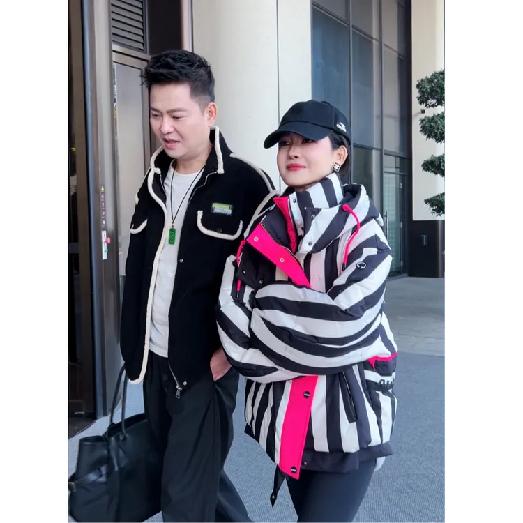 冬季新款时尚加厚连帽洋气条纹撞色棉服{卡}G0773