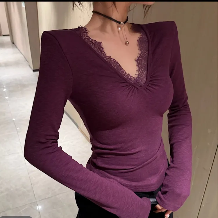 秋季新款时尚百搭气质V领拼蕾丝边加绒上衣女打底T恤修身辣妹