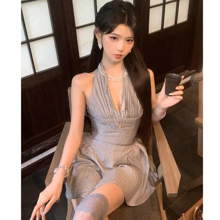 韩系时尚V领露背挂脖连衣裙女夏新款轻奢名媛风收腰显瘦气质短裙