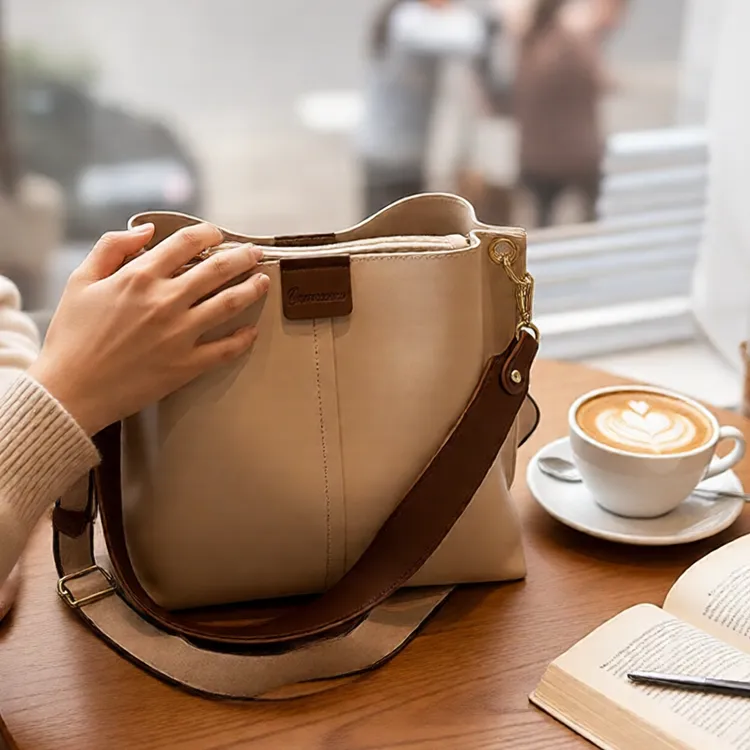 2025热销新款大容量包包百搭单肩斜挎包简约秋冬托特包通勤水桶包