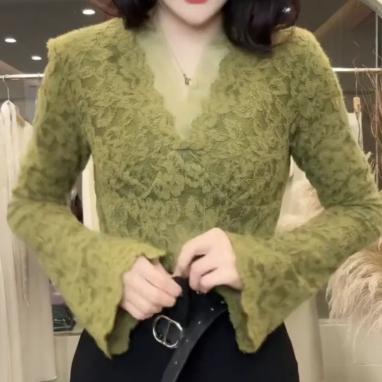 新款秋冬季性感V领蕾丝打底衫女内搭气质上衣LK2508092