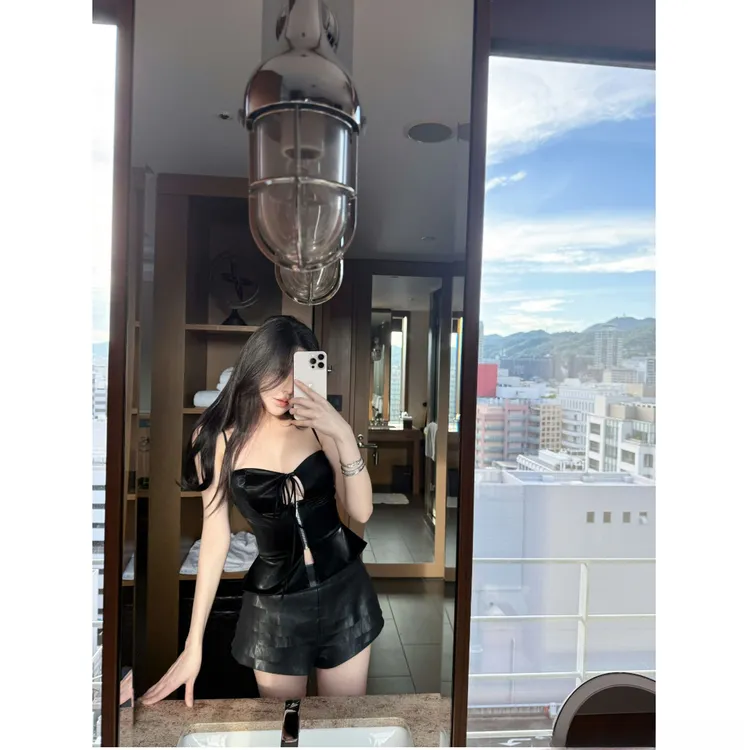 法式设计感辣妹气质吊带抹胸上衣女2025早秋新款显瘦短裤两件套装