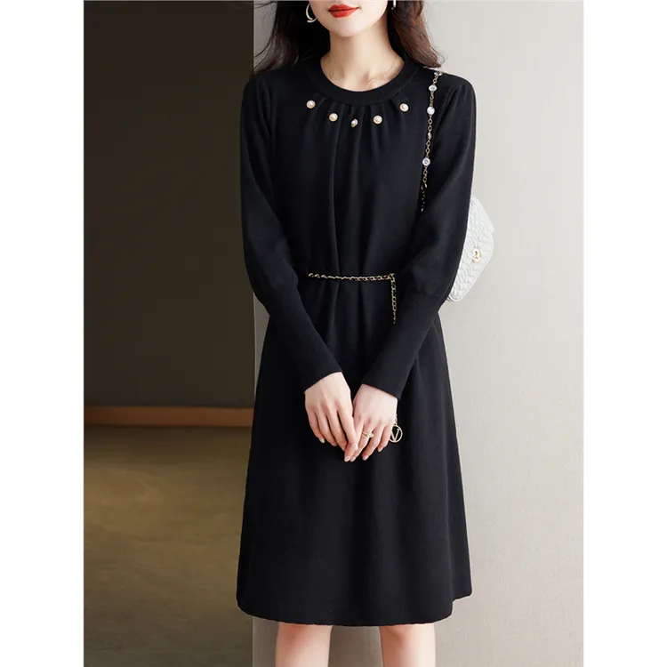 轻熟风气质针织连衣裙女秋冬2025新款高级感钉珠圆领收腰毛衣裙子