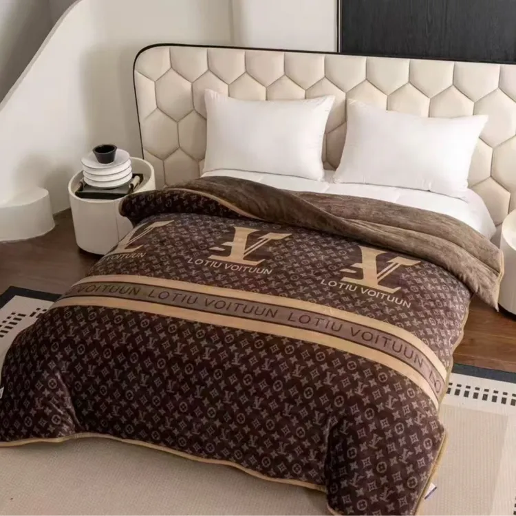 【馨之缘】 经典L字母 牛奶绒被 三层夹棉加厚双面加绒冬被（可机洗）