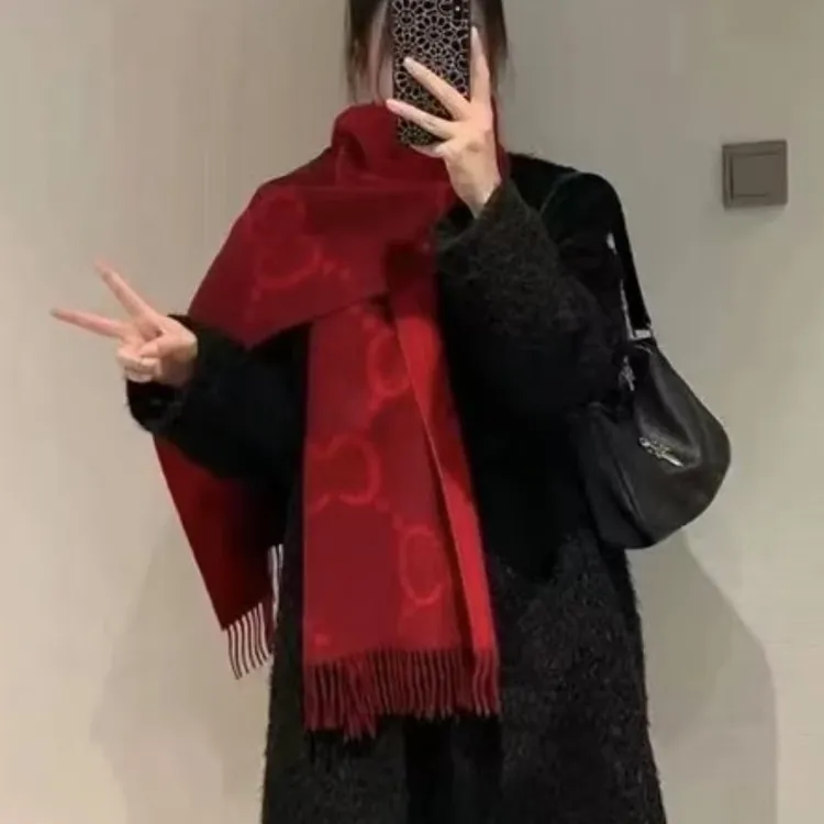 内蒙古厂家直销双面羊绒CC字母围巾披肩两用柔软细腻百搭围巾
