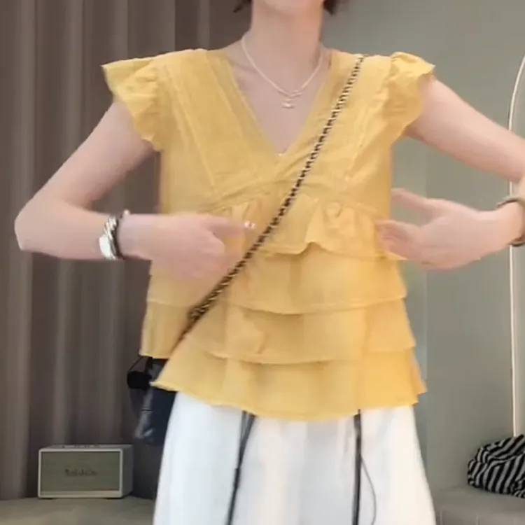 夏季新款韩系设计感v领蕾丝花边飞飞袖上衣LK2503902