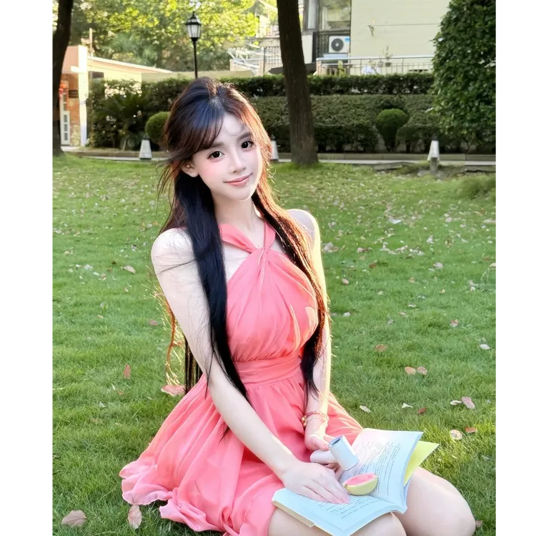 【柚见欢喜】露肩挂脖褶皱收腰连衣裙2025夏轻奢女神范性感精致短裙