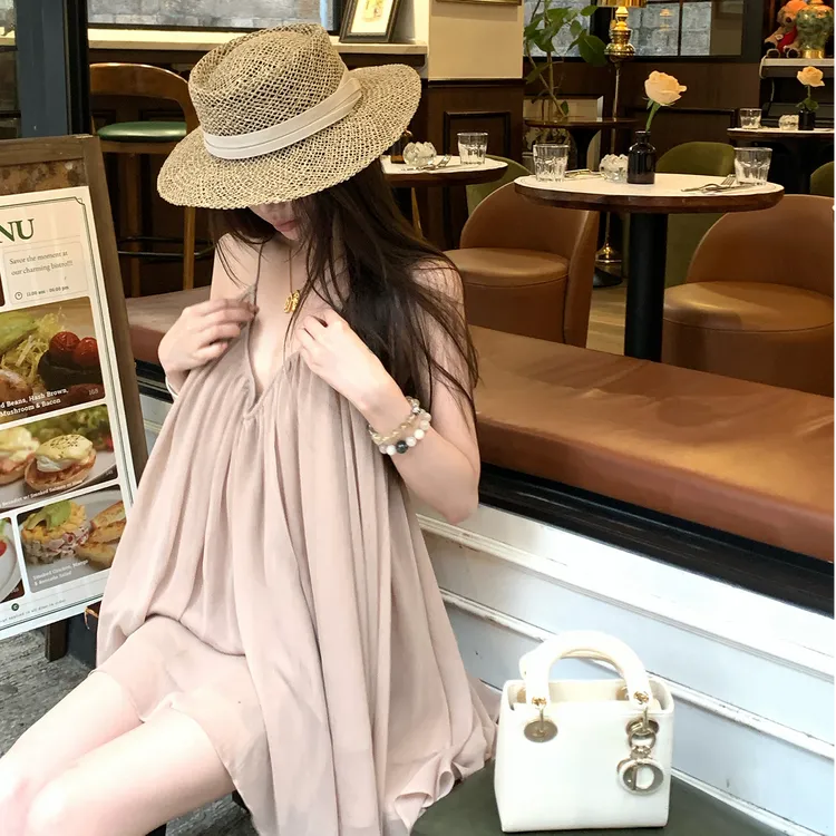 【浪漫匿名】2025夏季新款高级感轻熟温柔挂脖露背连衣裙显瘦短裙