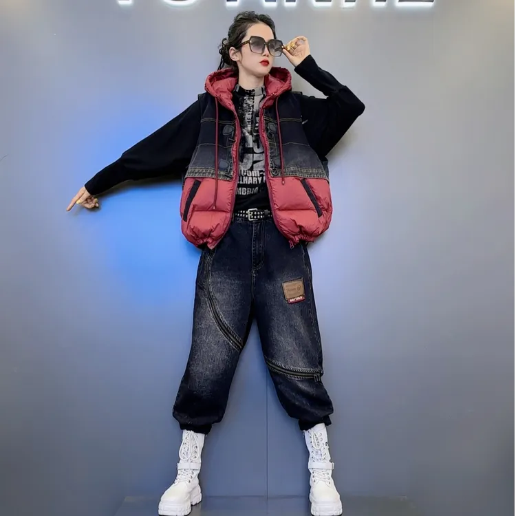 Y22【黑 安可拉红 咖】色牛仔拼接羽绒马甲-斜边拉链黑灰色牛仔裤