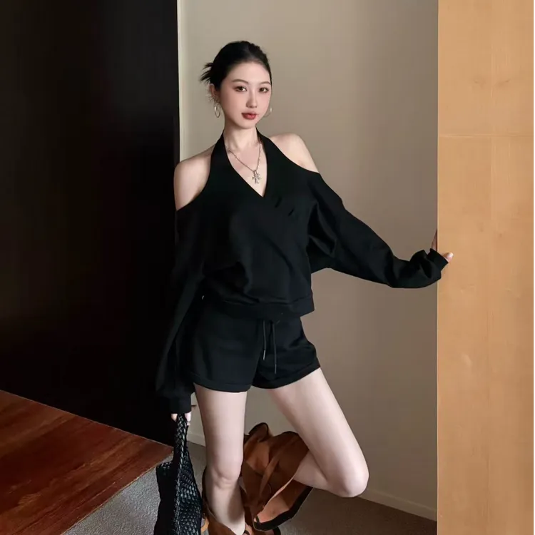 设计感复古黑色辣妹露肩挂脖长袖上衣女秋季套装休闲半身裙两件套