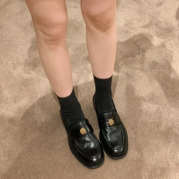 羊皮版法式复古山茶花金扣圆头百搭粗跟乐福鞋女2025秋季新款单鞋