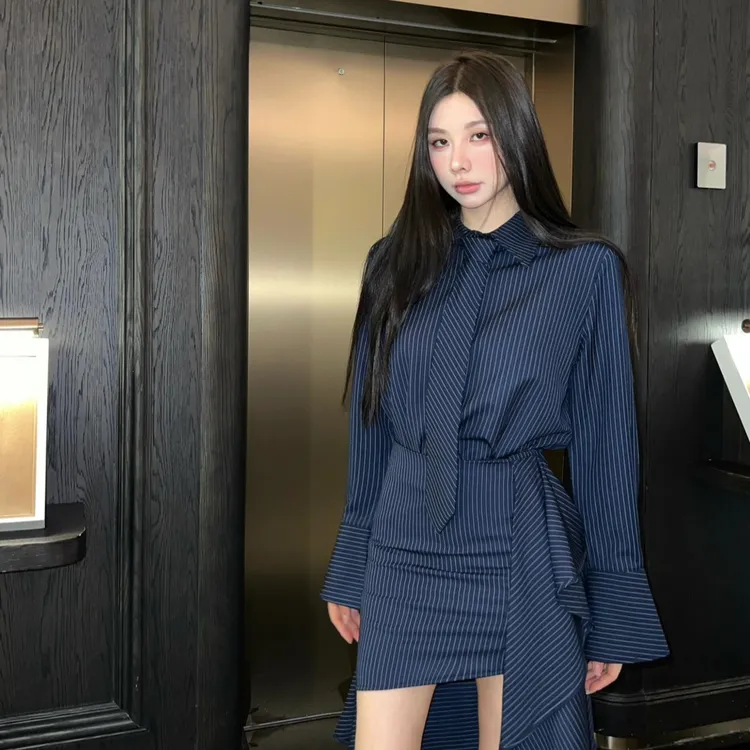 高级感深藏青色条纹秋季衬衫短裙两件套女