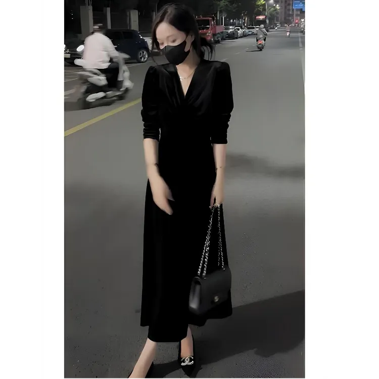 轻奢复古金丝绒小黑裙女2025冬季新款气质优雅V领收腰显瘦长裙