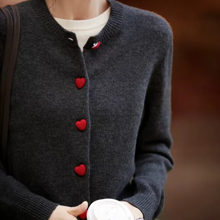 可爱2025春双股厚羊绒衫开始圆领心形扣子春秋保暖外套短款上衣女