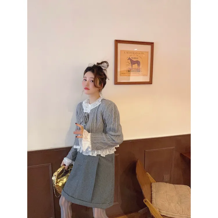 纯欲荷叶边蕾丝打底衫新款秋冬时髦纯色针织开衫高腰显瘦裙子套装