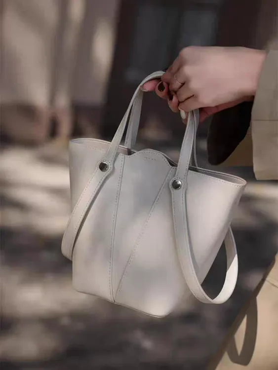 艾薇思曼牛皮水桶包2025新款小众设计包包女斜挎真皮菜篮子手提包