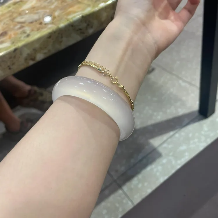 高档正宗轻奢高级感天然白冰加宽加厚玛瑙玉髓轮胎款玉手镯