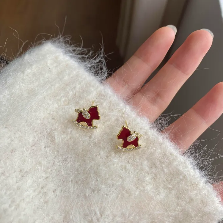 铜合金耳饰 新中式酒红色小马耳钉女简约百搭新年复古高级感耳饰