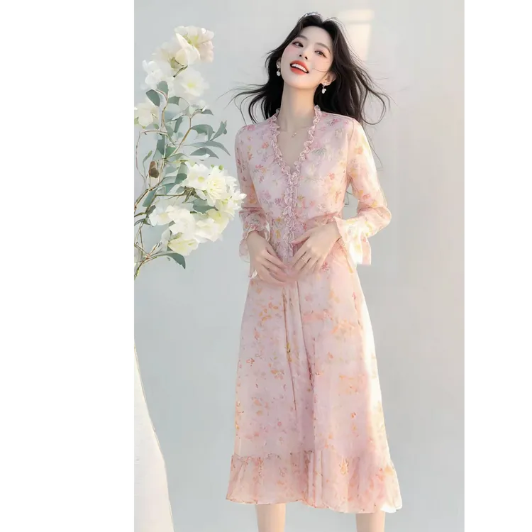 春季多巴胺穿搭高端精致轻奢高级感端庄大气温柔风粉色碎花连衣裙