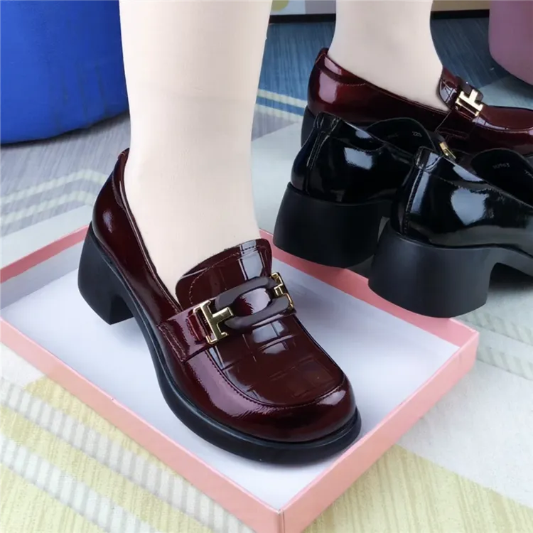 单鞋女真皮圆头深口粗跟一脚蹬皮鞋女复古休闲漆皮亮面软底妈妈鞋