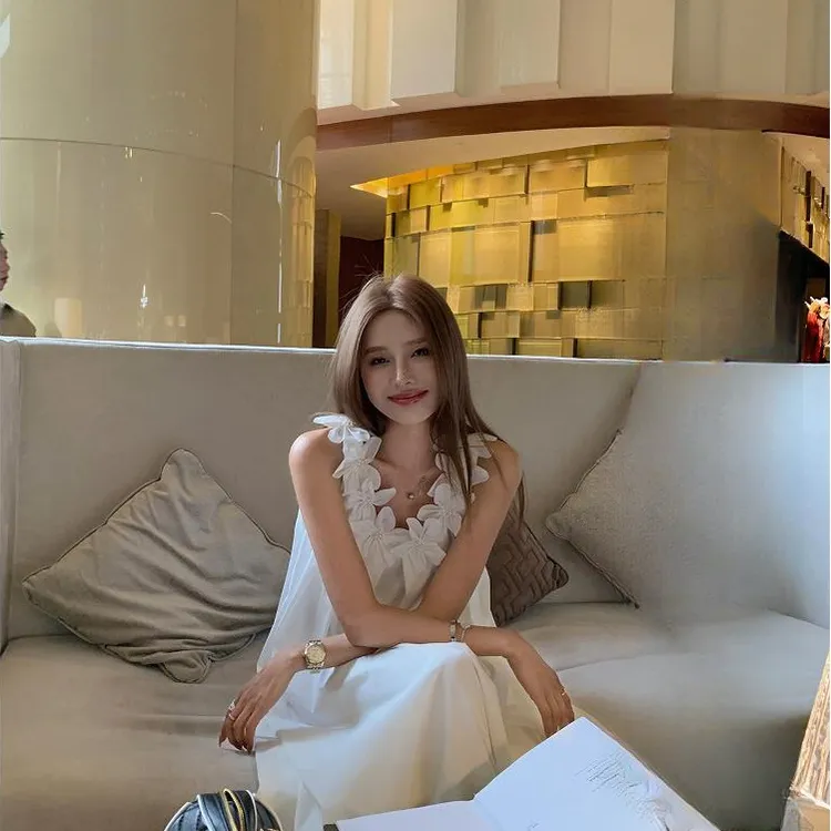 【苏黎白月光】法式立体花朵白色无袖吊带连衣裙女夏季度假风背心