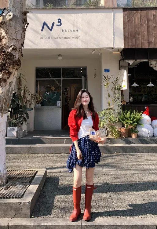 2025春夏新款韩系穿搭慵懒风红色开衫打底衫碎花半身裙显瘦三件套