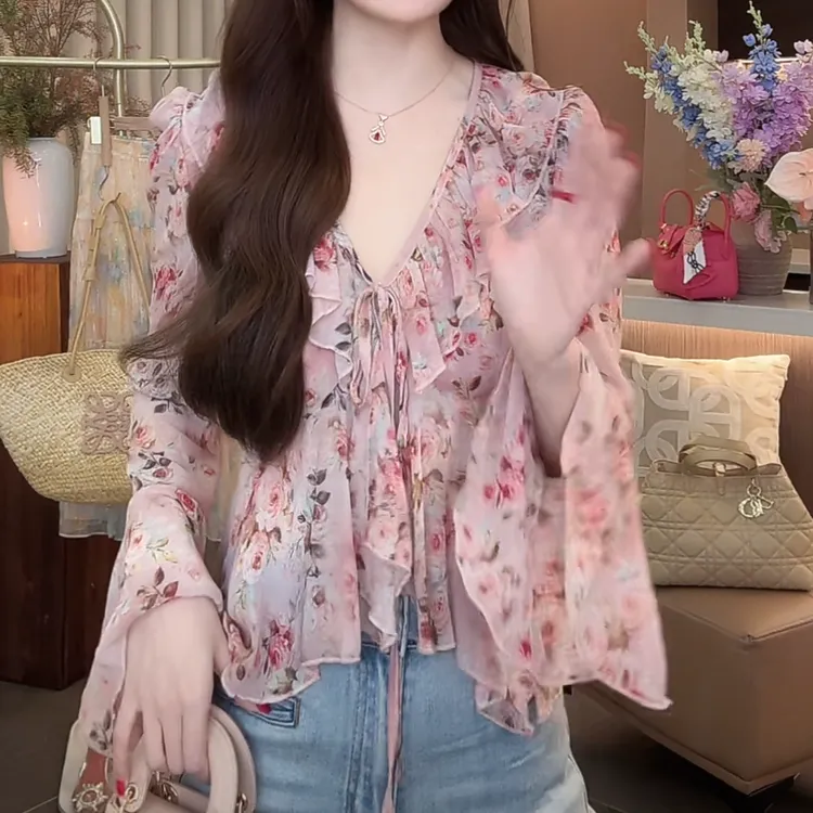 碎花上衣女2025新款春季法式v领设计感轻奢重工时尚喇叭袖雪纺衫