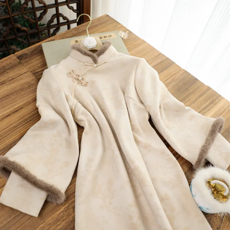 俏娘鱼绿色复古新中式加绒保暖毛绒领旗袍女2025冬新款改良年轻款